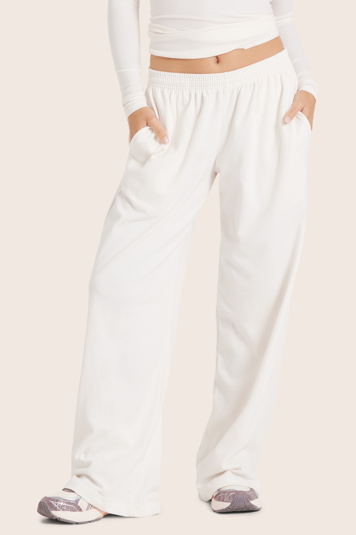 MODEL WEARS SET™ HEAVY COTTON EASY PANTS™ (NEW) IN BLANC