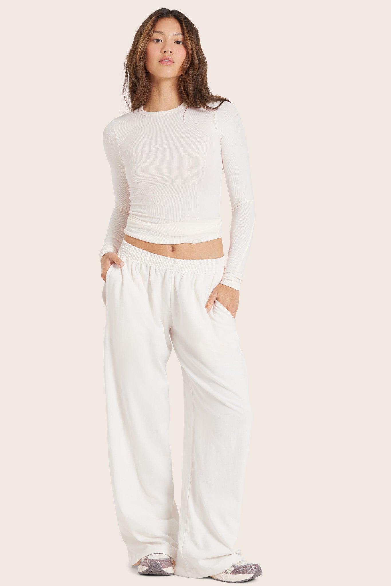 MODEL WEARS SET™ HEAVY COTTON EASY PANTS™ (NEW) IN BLANC