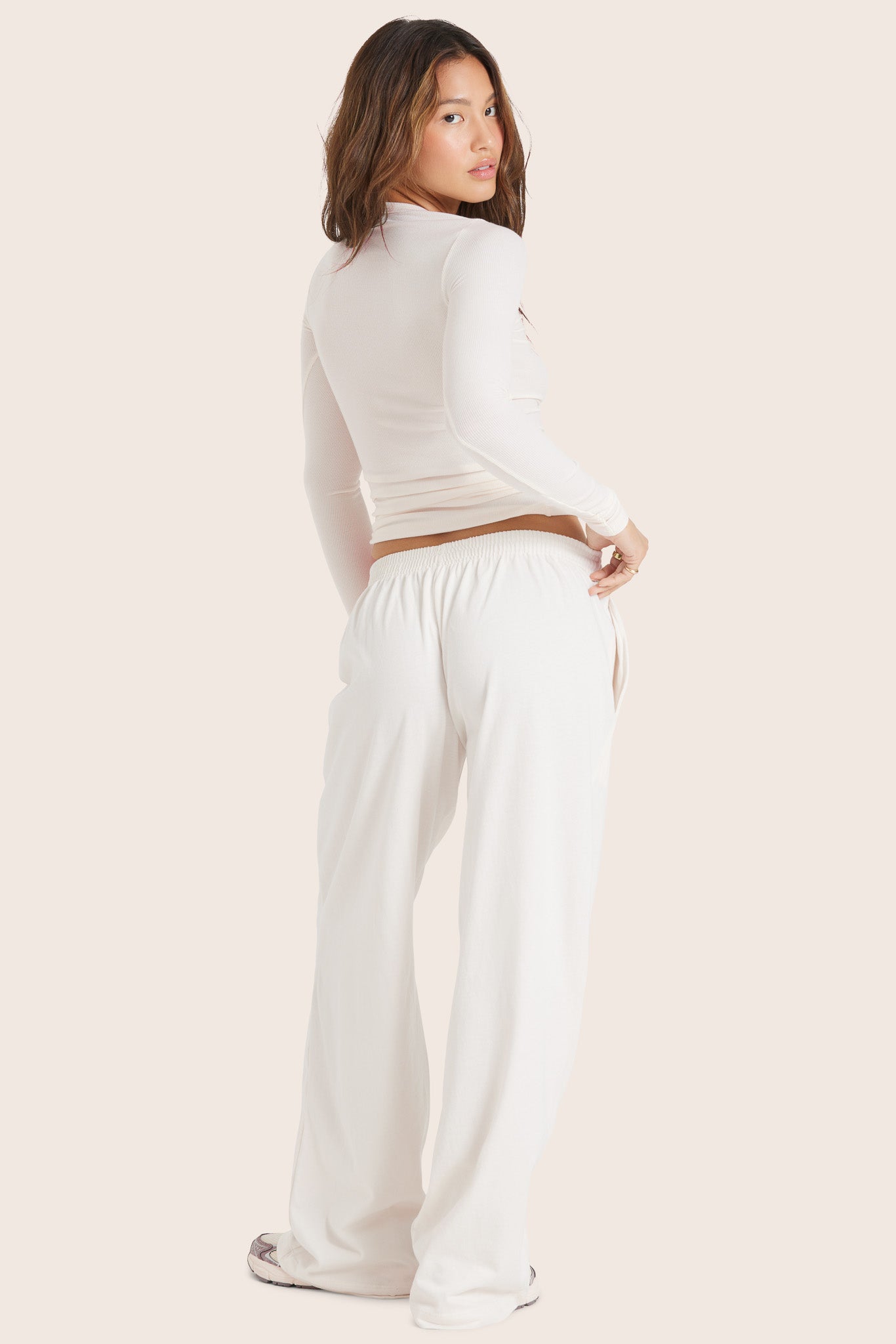 MODEL WEARS SET™ HEAVY COTTON EASY PANTS™ (NEW) IN BLANC