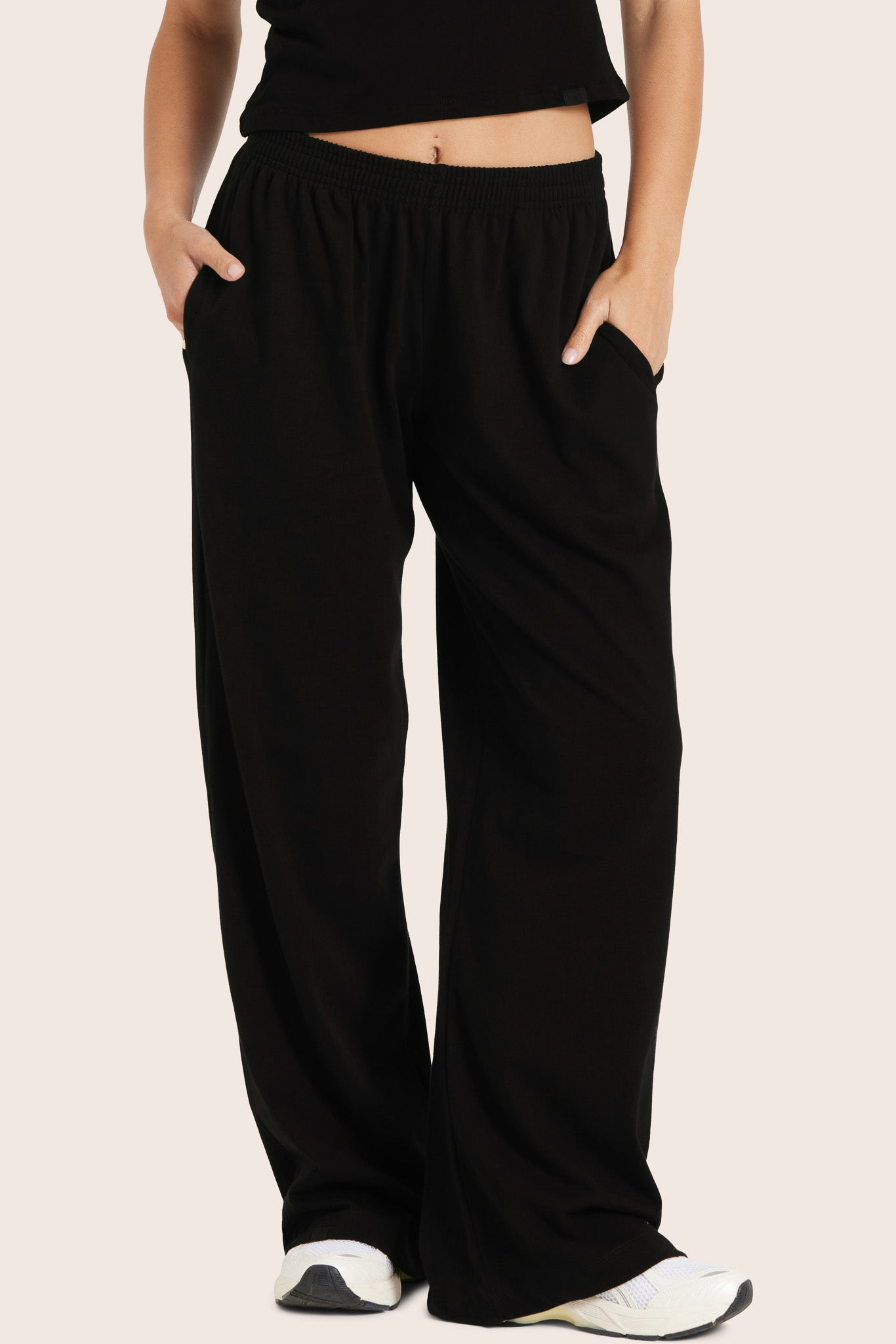 MODEL WEARS SET™ HEAVY COTTON EASY PANTS™ (NEW) IN ONYX