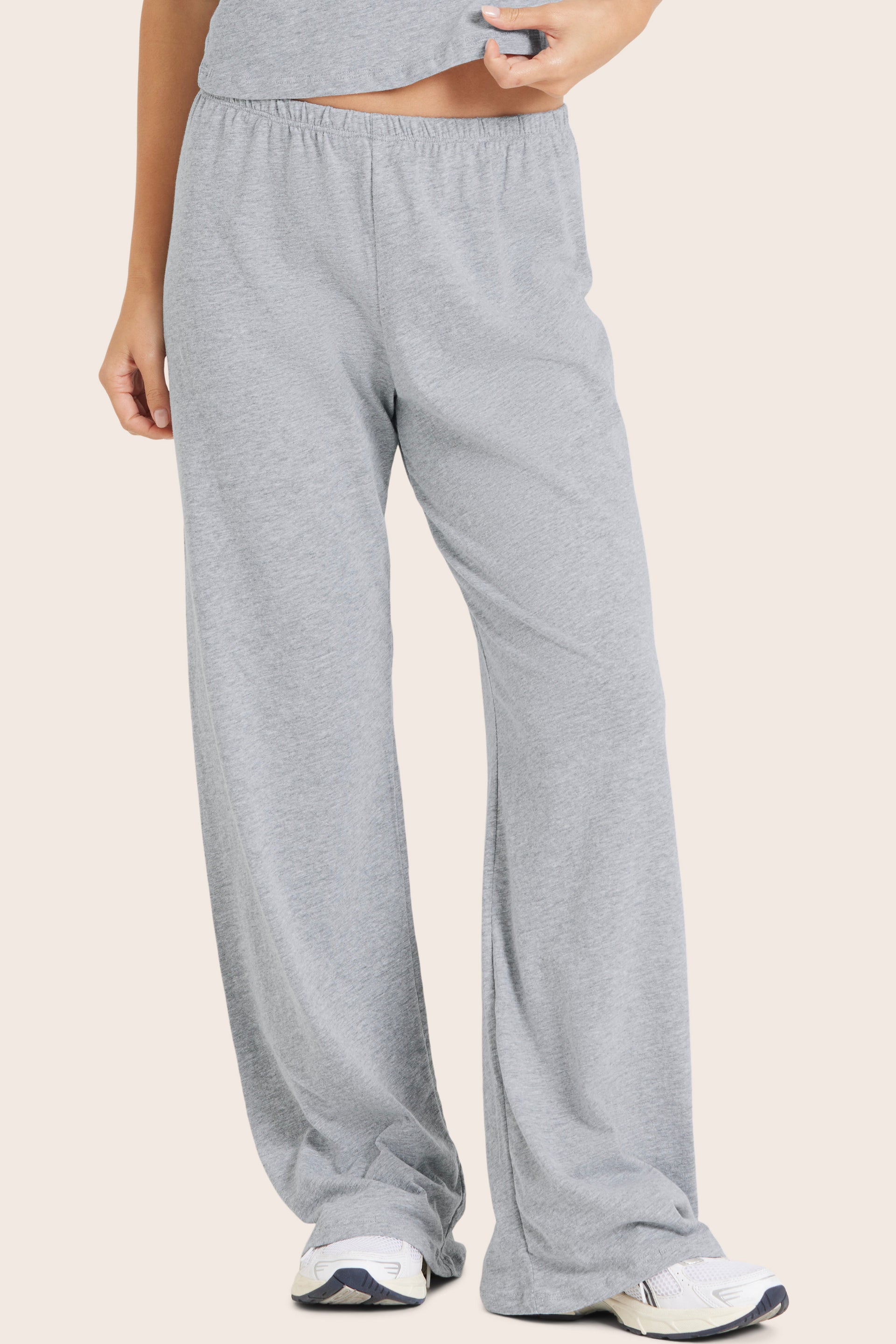 MODEL WEARS CLASSIC COTTON DAILY LINNY PANTS IN FOG HEATHER GREY