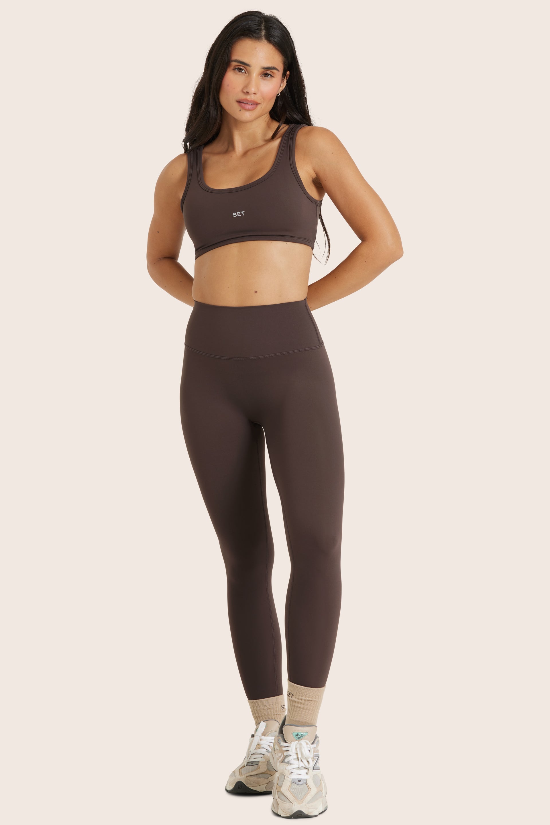 MODEL WEARS AIRLUXE™ BREATHE LEGGINGS IN BEAR