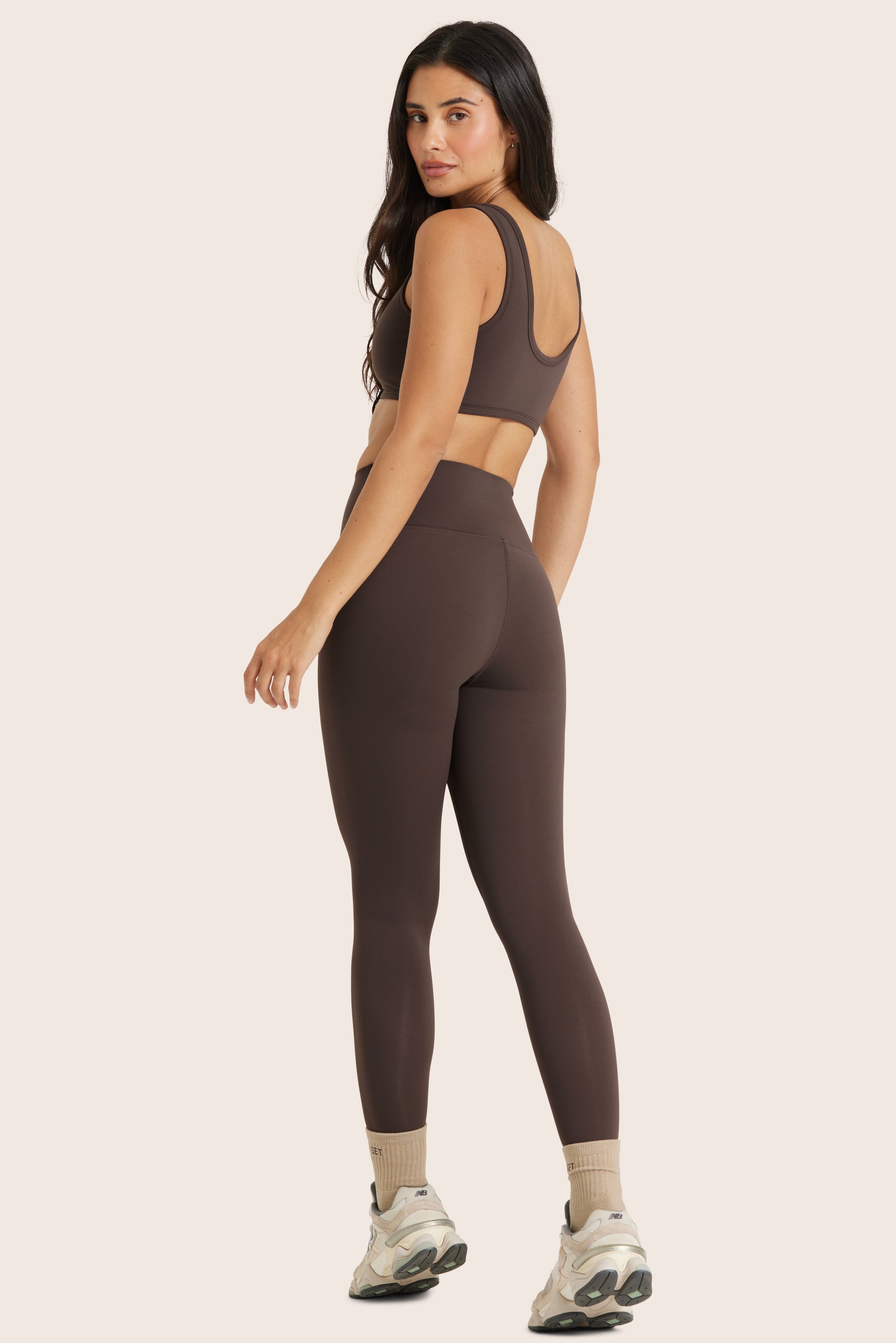 MODEL WEARS AIRLUXE™ BREATHE LEGGINGS IN BEAR