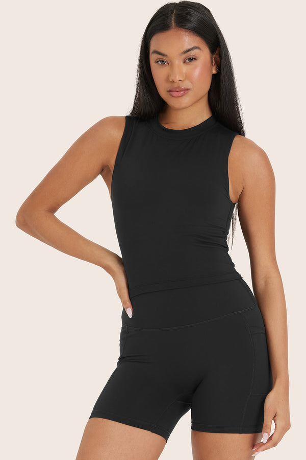 MODEL WEARS AIRLUXE™ BREATHE LEAN BRA IN ONYX 