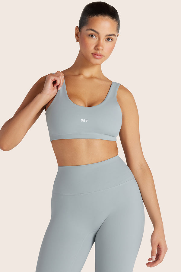 MODEL WEARS SPORTBODY® (BLOOPERS) SPORTY LIFT BRA IN PLATINUM 