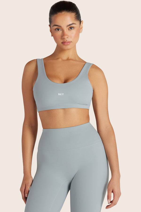 MODEL WEARS SPORTBODY® (BLOOPERS) SPORTY LIFT BRA IN PLATINUM 