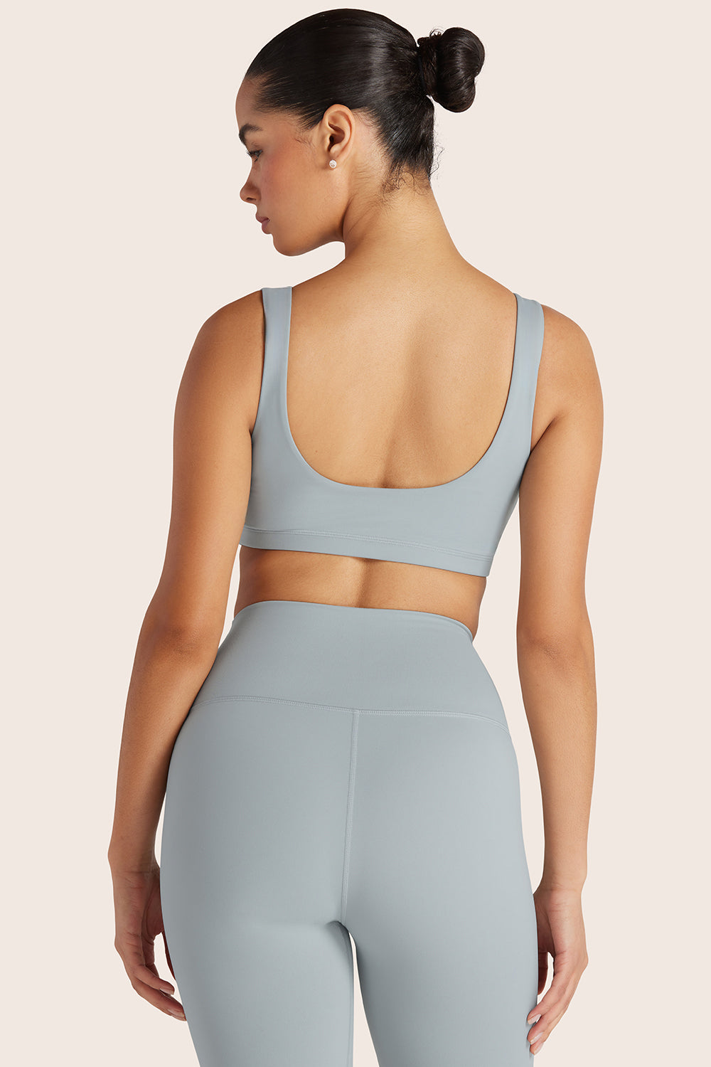 MODEL WEARS SPORTBODY® (BLOOPERS) SPORTY LIFT BRA IN PLATINUM 