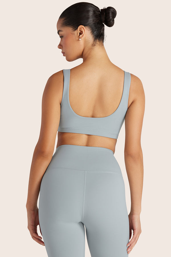 MODEL WEARS SPORTBODY® (BLOOPERS) SPORTY LIFT BRA IN PLATINUM 