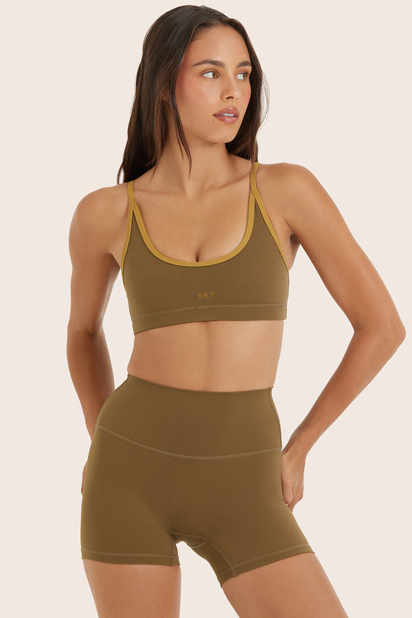 Model wears BREATHE CONTRAST MOVE BRA in OTTER 