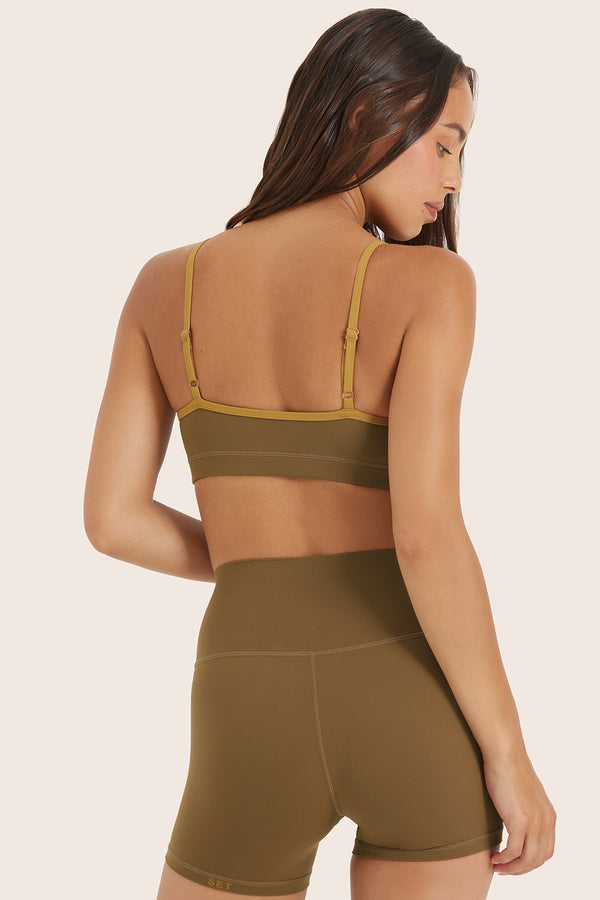 Model wears BREATHE CONTRAST MOVE BRA in OTTER 