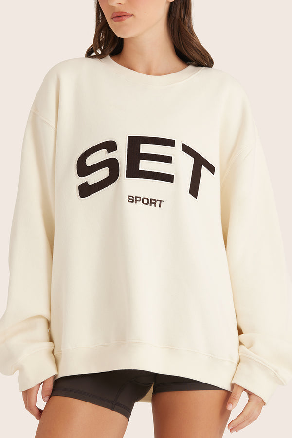 Model wears MIDWEIGHT SWEATS STAPLE SET CREWNECK in LECHE 