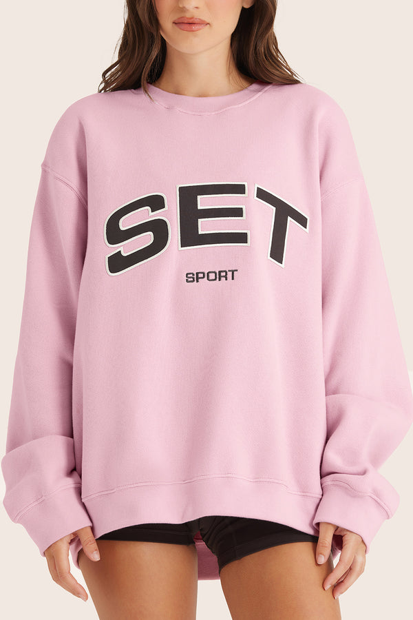 Model wears MIDWEIGHT SWEATS STAPLE SET CREWNECK in SWIRL 