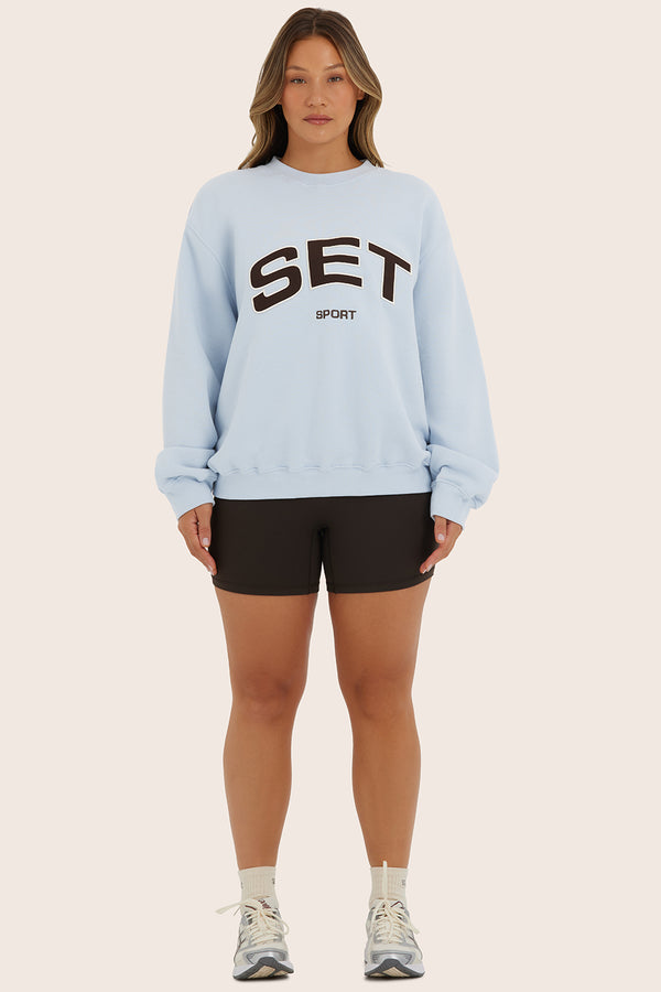 Model wears MIDWEIGHT SWEATS STAPLE SET CREWNECK in FROSTING 