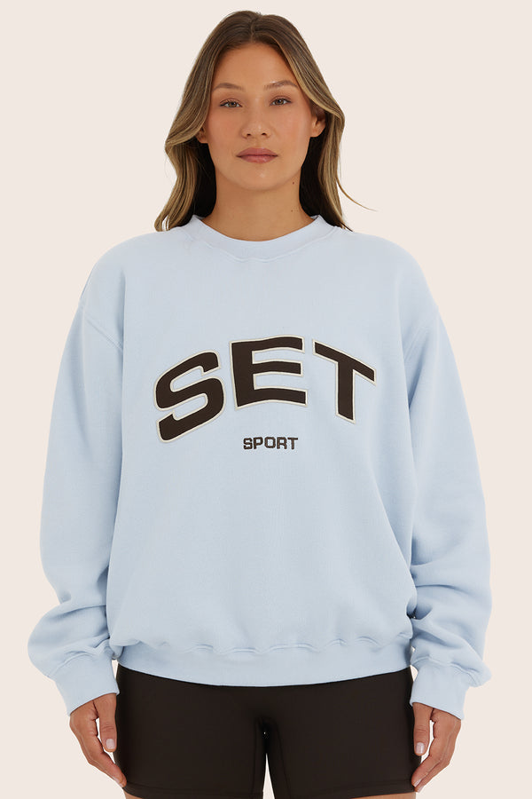 Model wears MIDWEIGHT SWEATS STAPLE SET CREWNECK in FROSTING 