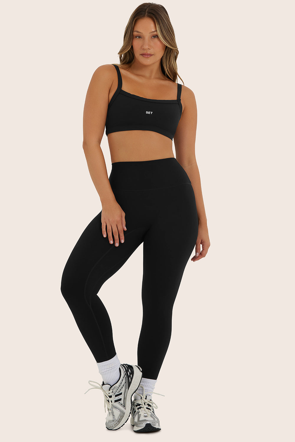 Model wears SPORTBODY® SPORTY HIGH-RISE LEGGINGS in ONYX