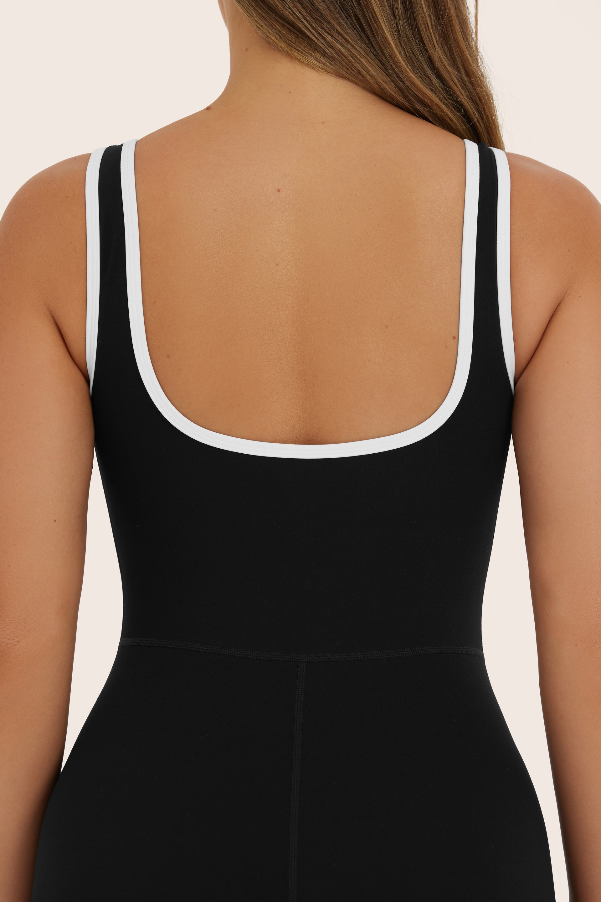 Model wears SPORTBODY® SPORTY SQUARE SUIT in ORCA