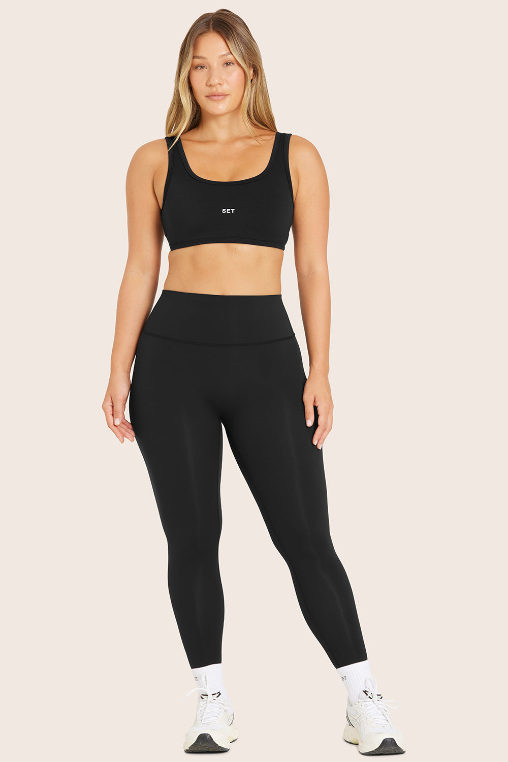 MODEL WEARS AIRLUXE™ BREATHE LEGGINGS IN ONYX