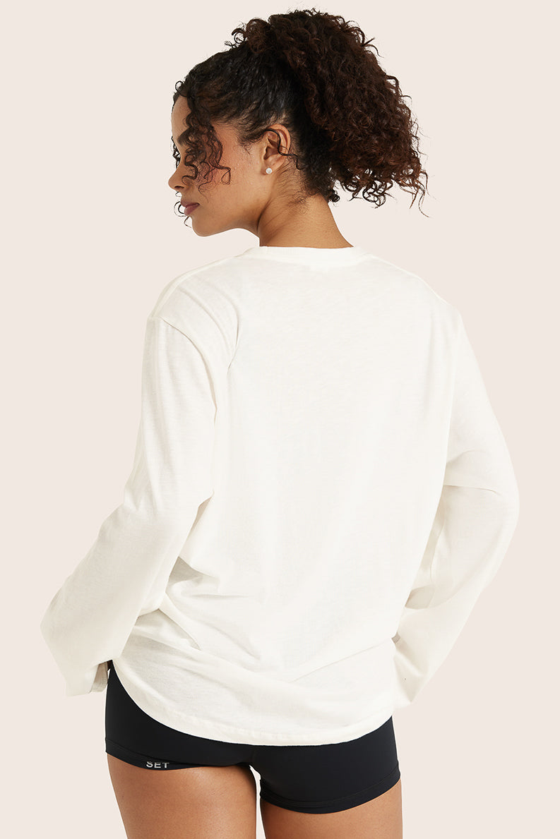 MODEL WEARS SET™ CLASSIC COTTON DAILY LONG SLEEVE IN BLANC