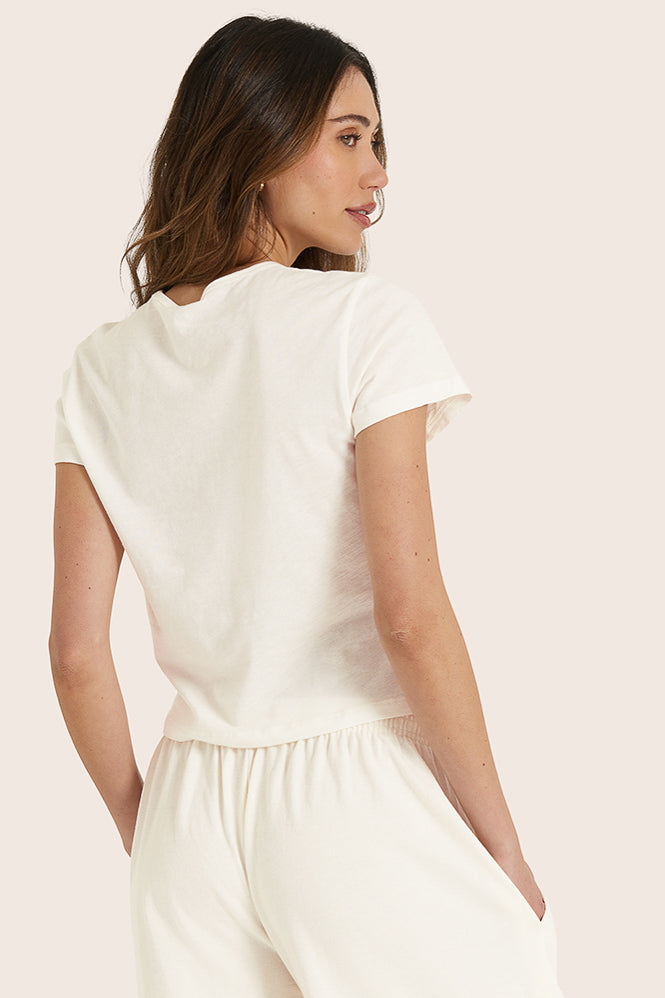 MODEL WEARS CLASSIC COTTON DAILY TEE IN BLANC 