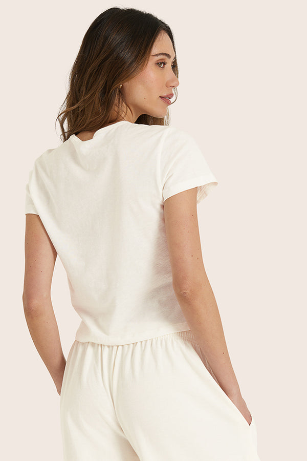 MODEL WEARS CLASSIC COTTON DAILY TEE IN BLANC 