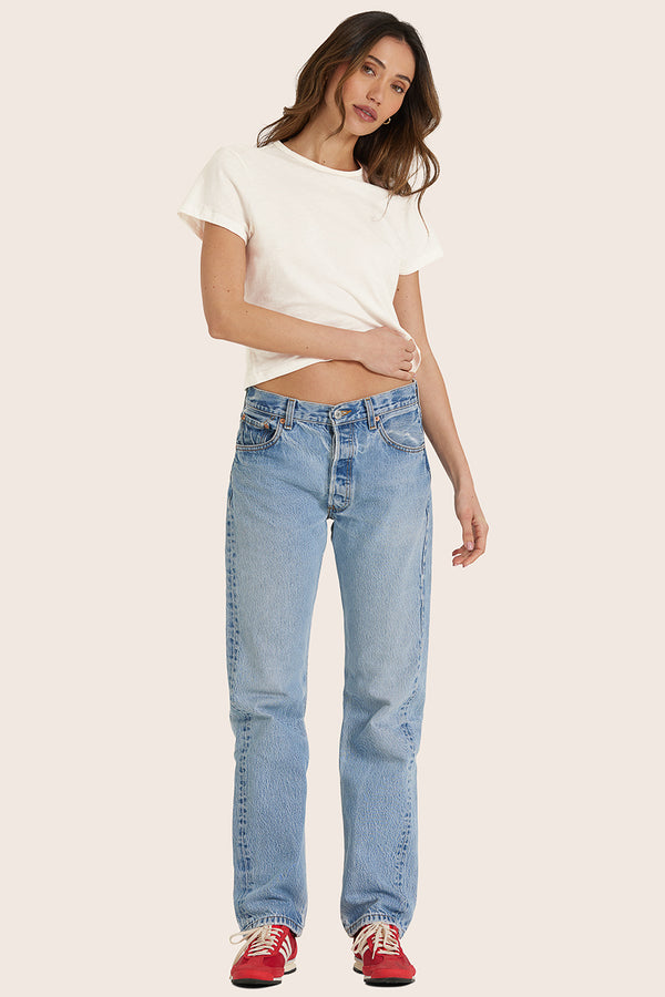 MODEL WEARS CLASSIC COTTON DAILY TEE IN BLANC 