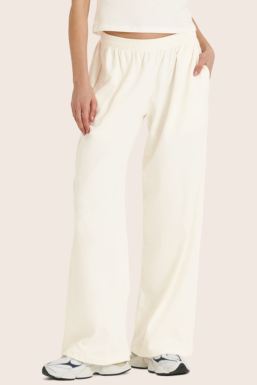 MODEL WEARS SET™ HEAVY COTTON EASY PANTS™ IN BLANC