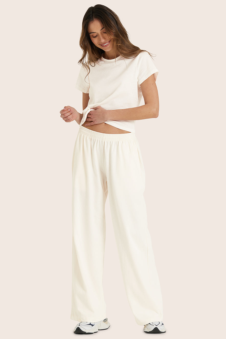 MODEL WEARS SET™ HEAVY COTTON EASY PANTS™ IN BLANC