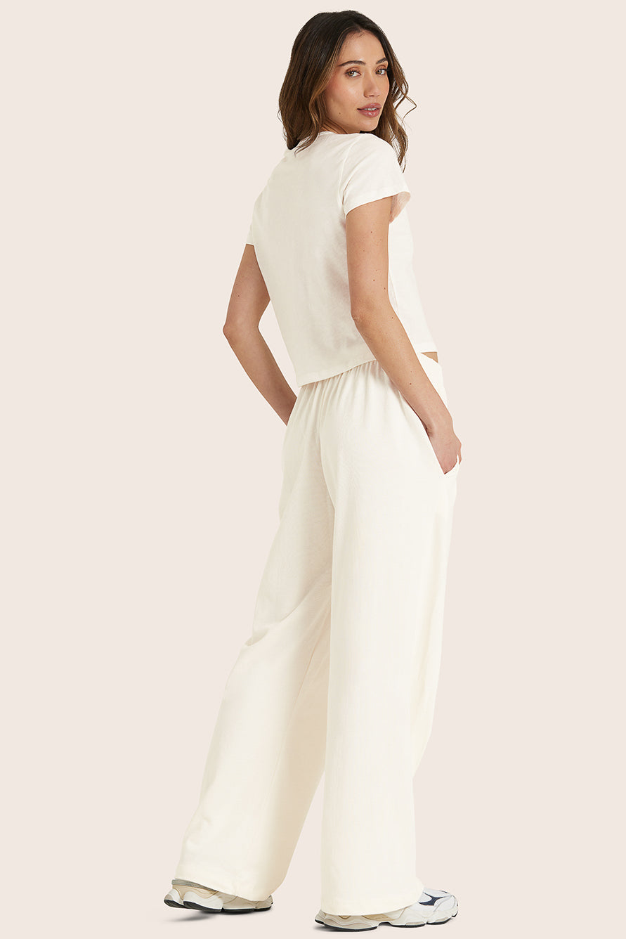 MODEL WEARS SET™ HEAVY COTTON EASY PANTS™ IN BLANC