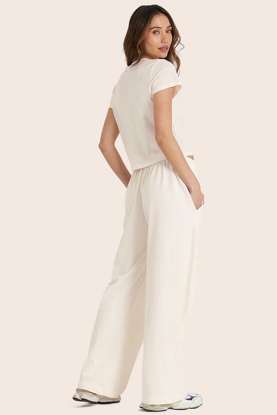 MODEL WEARS SET™ HEAVY COTTON EASY PANTS™ IN BLANC