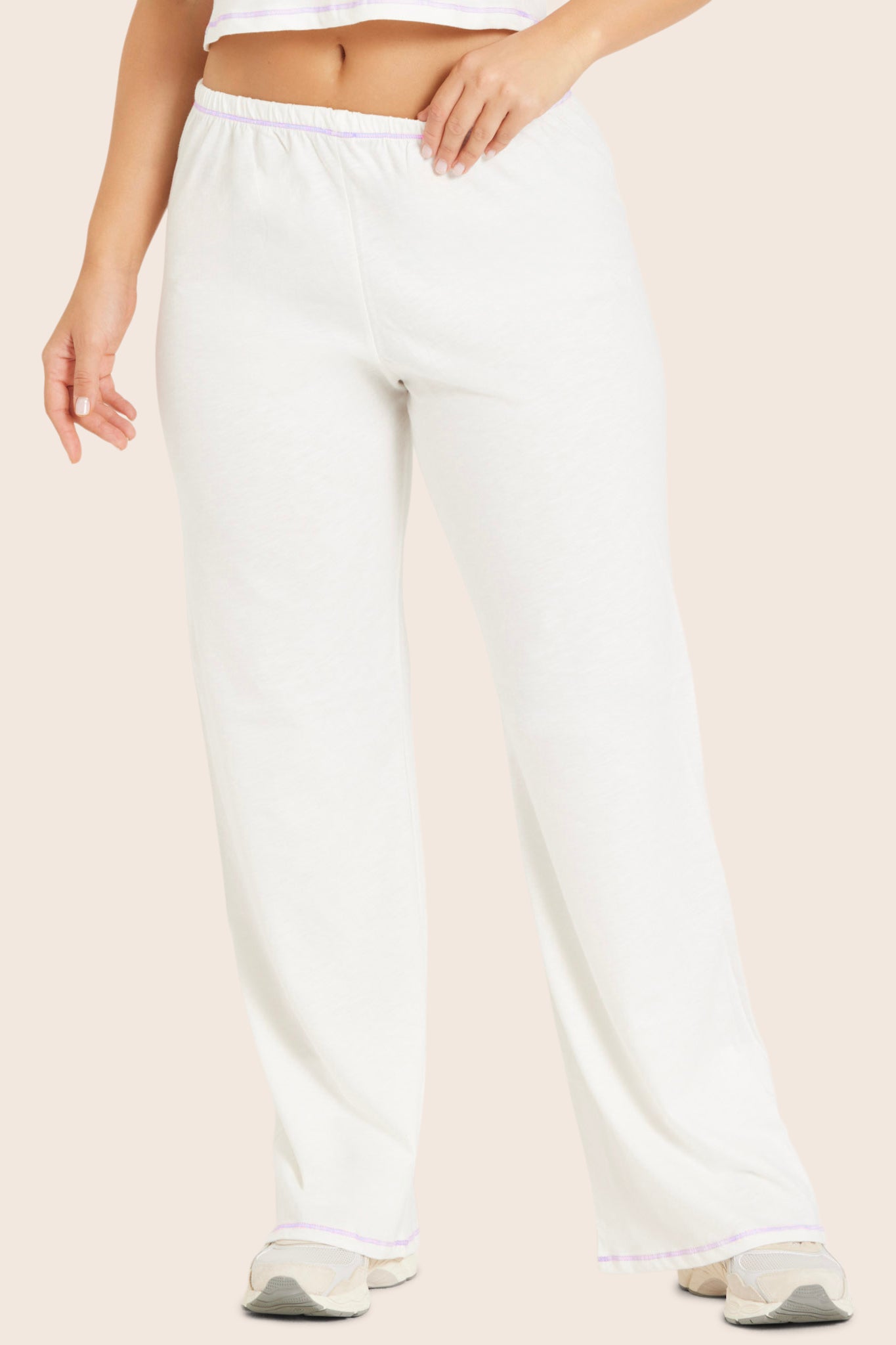 MODEL WEARS CLASSIC COTTON DAILY LINNY PANTS IN BLANC/PETUNIA