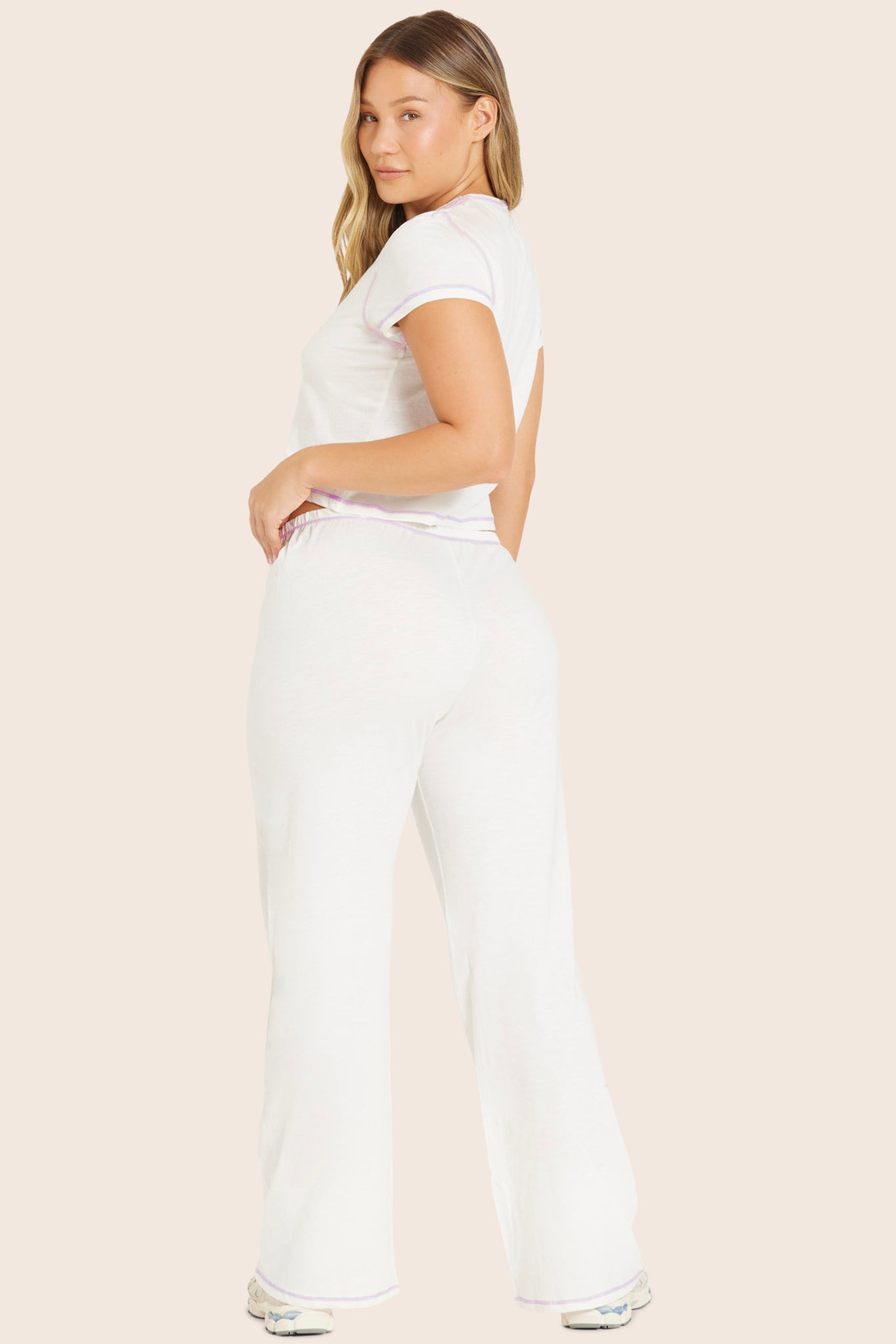 MODEL WEARS CLASSIC COTTON DAILY LINNY PANTS IN BLANC/PETUNIA