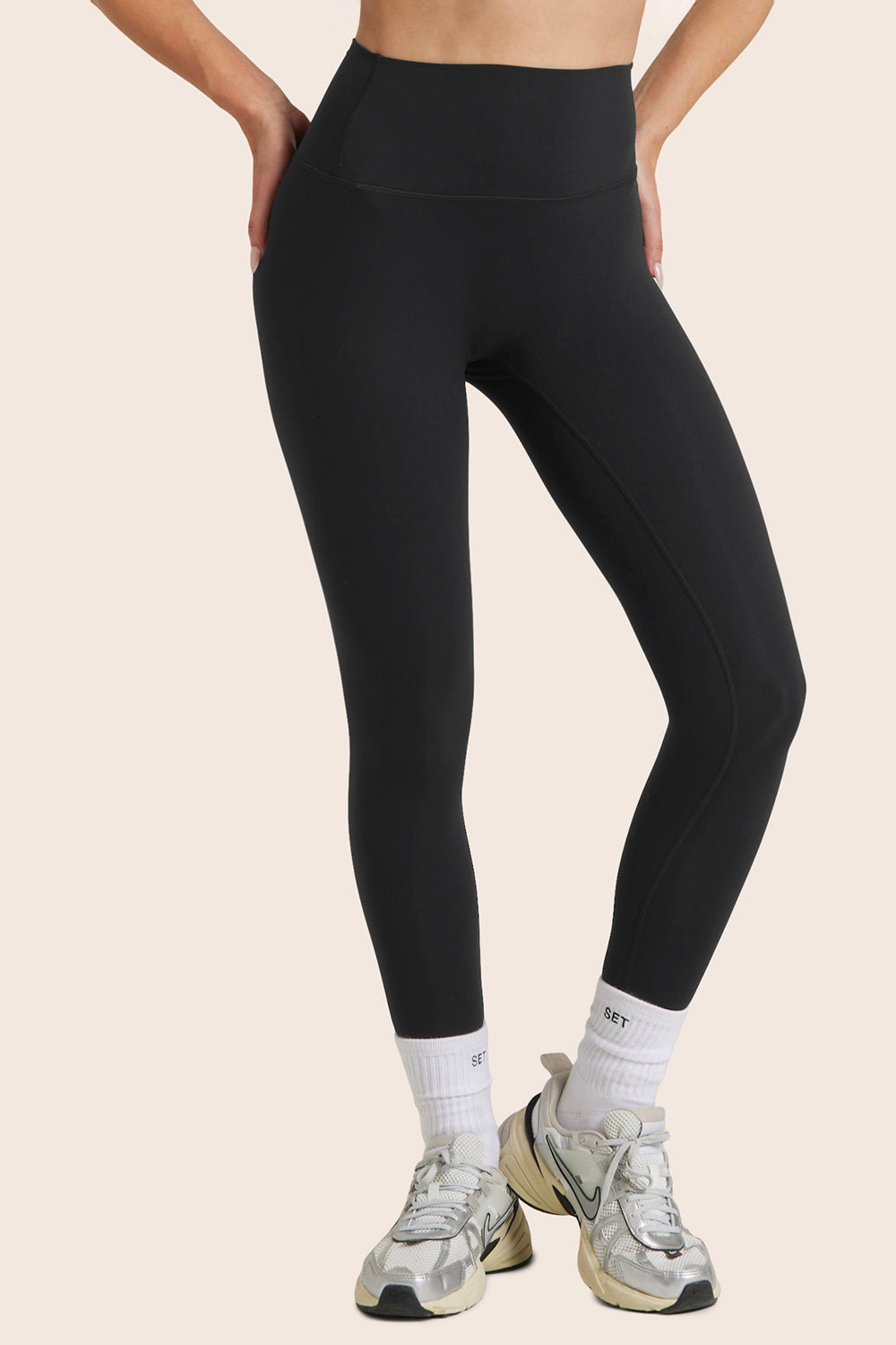 MODEL WEARS AIRLUXE™ BREATHE HIGH-RISE LEGGINGS IN ONYX