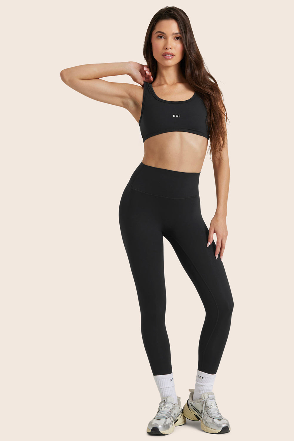 MODEL WEARS AIRLUXE™ BREATHE HIGH-RISE LEGGINGS IN ONYX