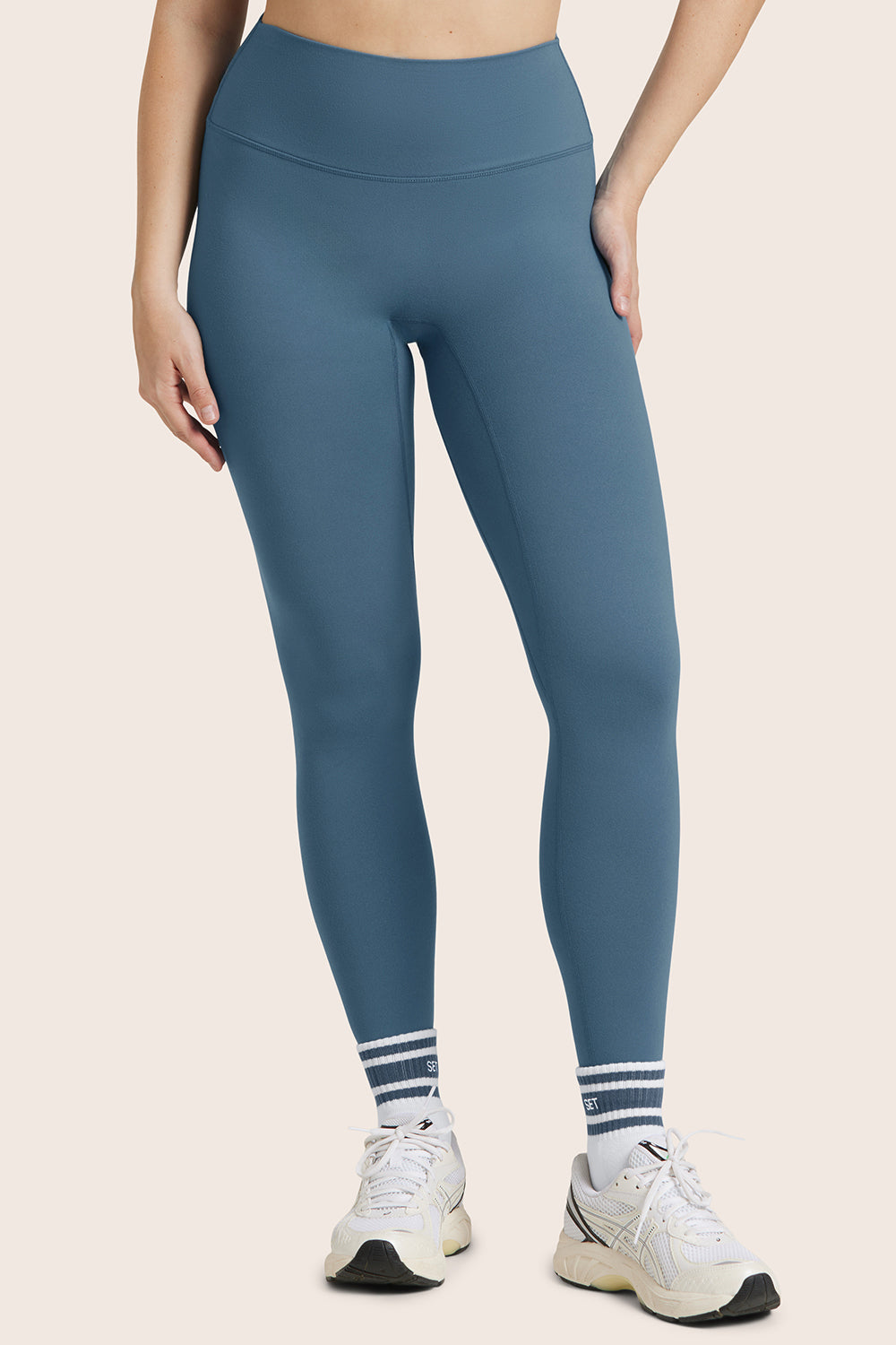 MODEL WEARS FORMCLOUD® CLOUD HIGH-RISE LEGGINGS IN HYDRO 