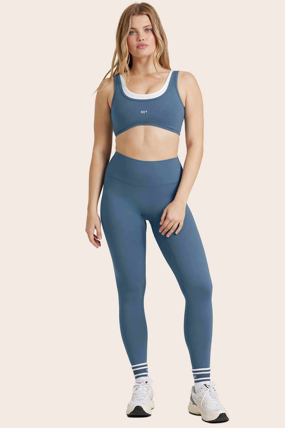 MODEL WEARS FORMCLOUD® CLOUD HIGH-RISE LEGGINGS IN HYDRO 