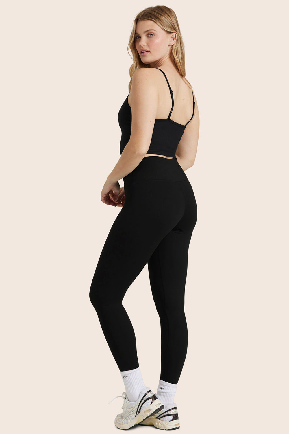 MODEL WEARS FORMCLOUD® CLOUD HIGH-RISE LEGGINGS IN ONYX