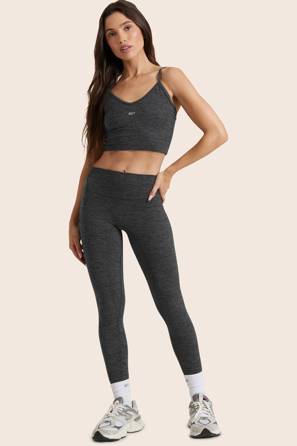 MODEL WEARS FORMCLOUD® CLOUD MID-RISE LEGGINGS IN PEPPER HEATHER GREY