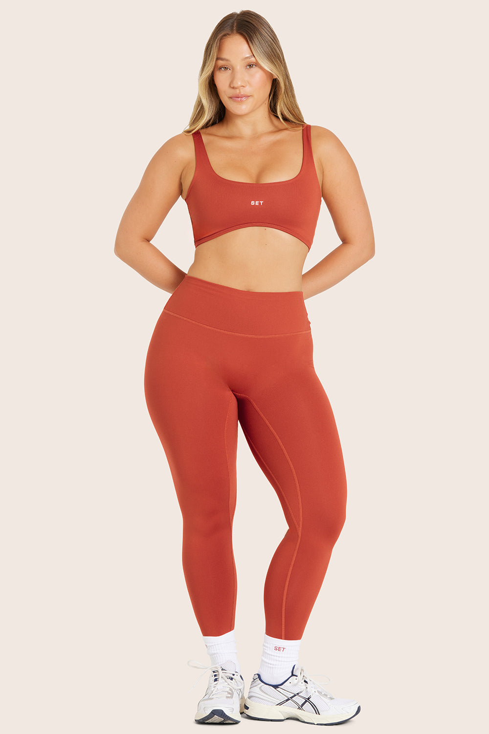 MODEL WEARS FORMCLOUD® LEGGINGS IN CAYENNE