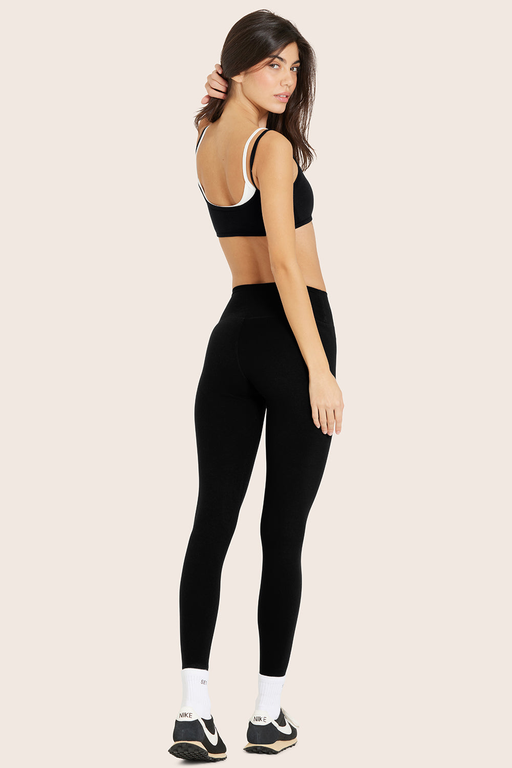 MODEL WEARS SET™ FORMCLOUD™ LEGGINGS IN ONYX