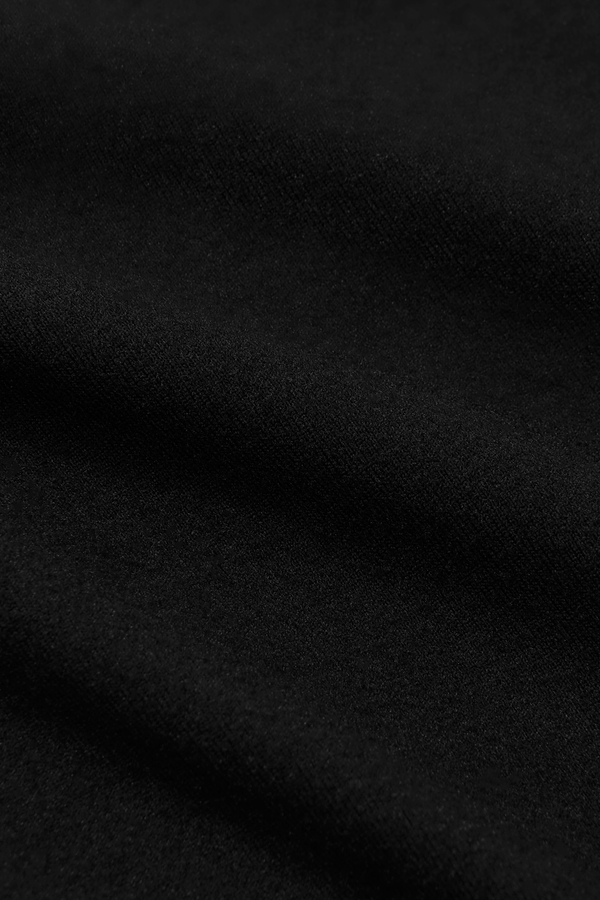 MODEL WEARS FORMCLOUD® CLOUD SHORTS IN ONYX 