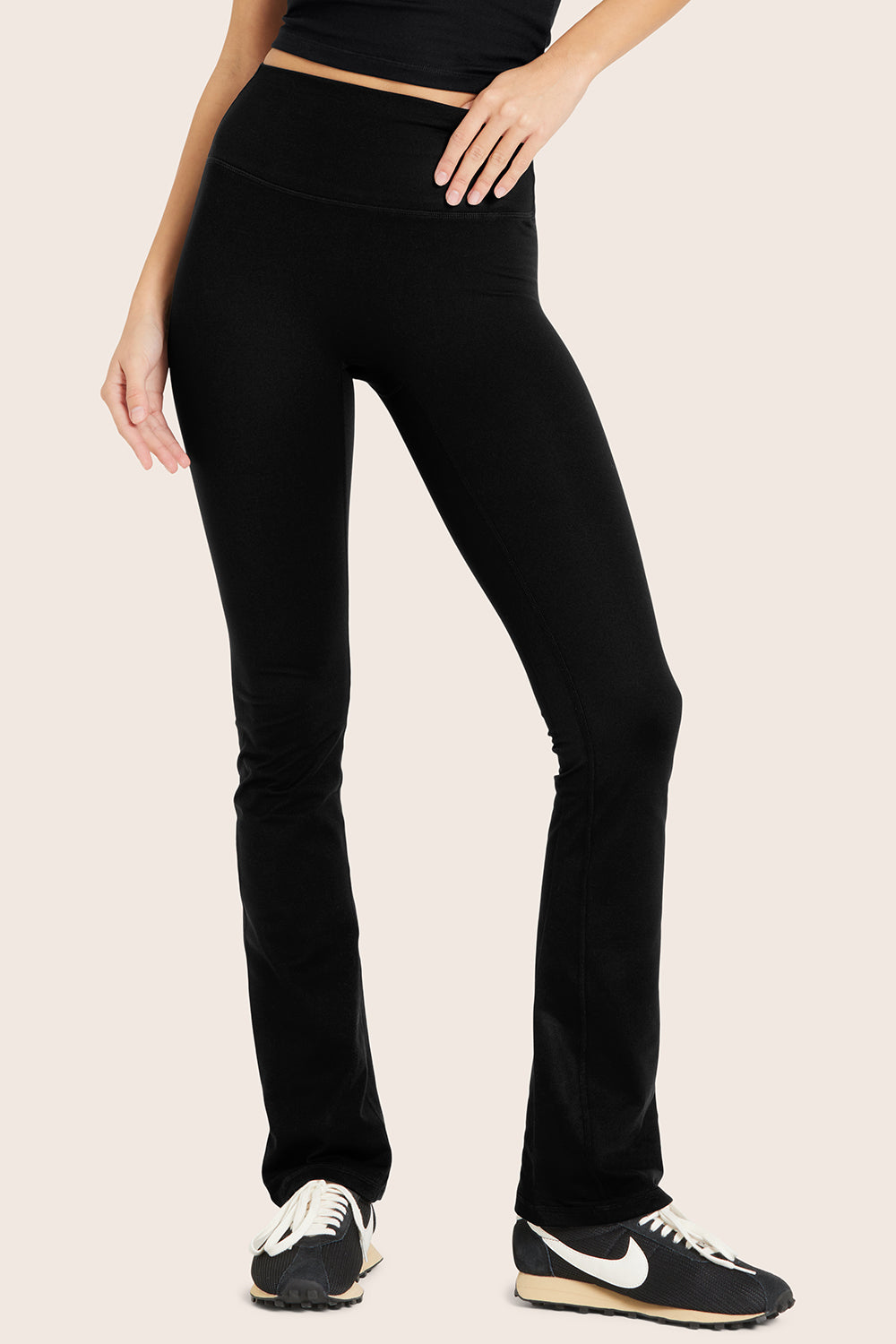 MODEL WEARS FORMCLOUD® STRAIGHT LEGGINGS IN ONYX