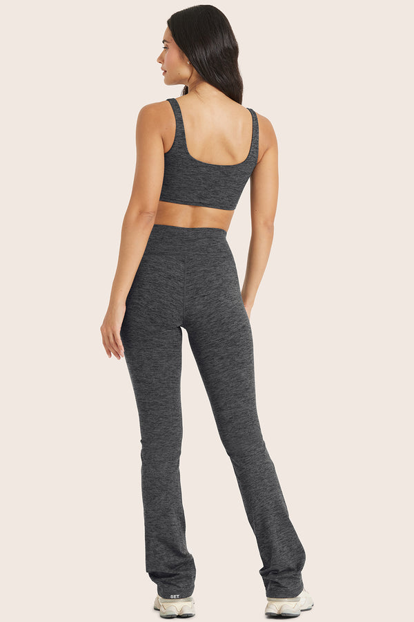 MODEL WEARS FORMCLOUD® STRAIGHT LEGGINGS IN PEPPER HEATHER GREY 