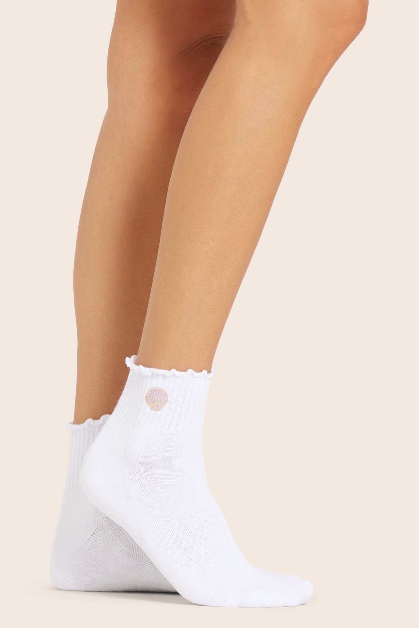 MODEL WEARS SET X PARKE RUFFLE PILATES SOCKS IN SEASHELL