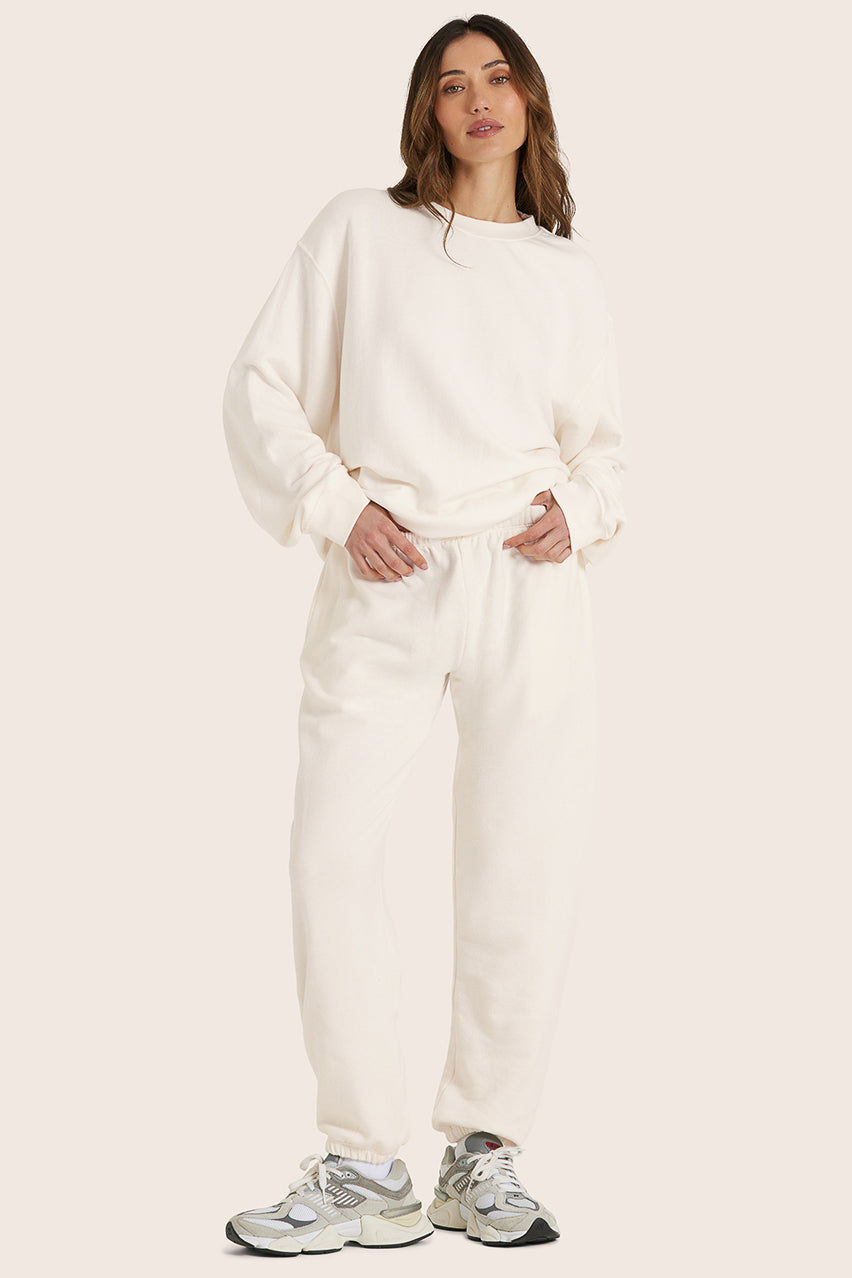 MODEL WEARS LIGHTWEIGHT SWEATS CLASSIC POCKET SWEATPANTS IN BLANC