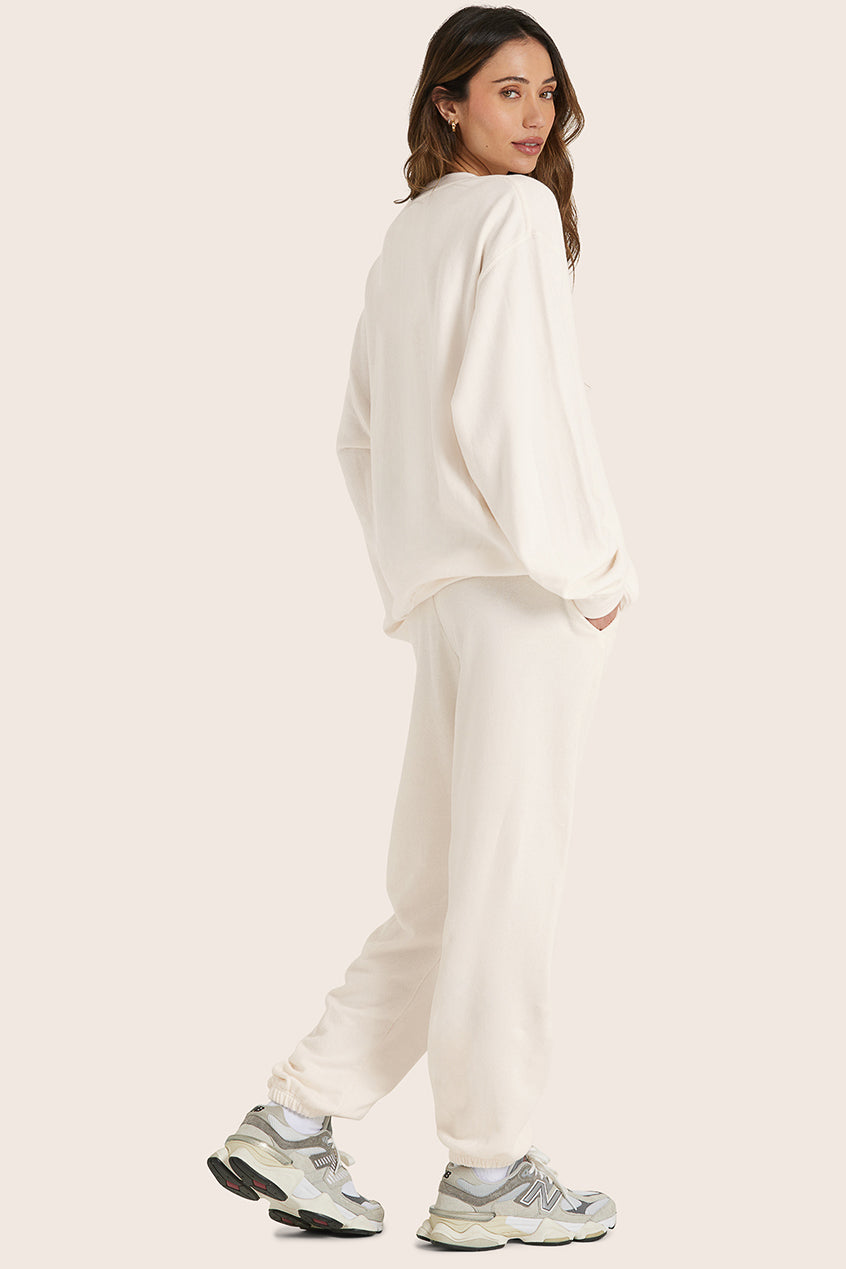 MODEL WEARS SET™ LIGHTWEIGHT SWEATS CLASSIC SWEATPANTS IN BLANC