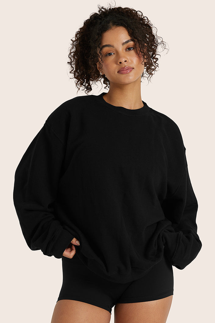 MODEL WEARS LIGHTWEIGHT SWEATS CLASSIC CREWNECK IN ONYX