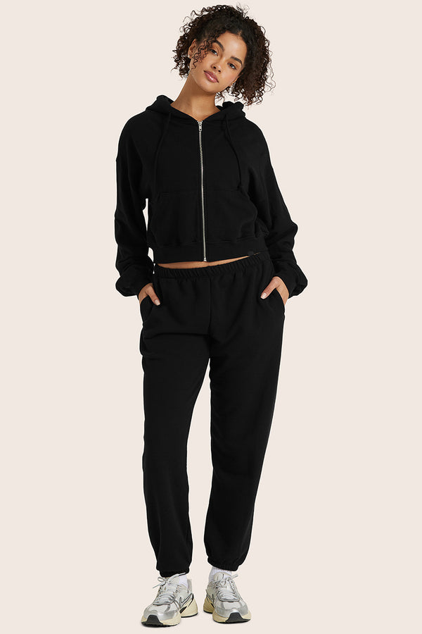 MODEL WEARS SET™ LIGHTWEIGHT SWEATS CLASSIC SWEATPANTS IN ONYX 