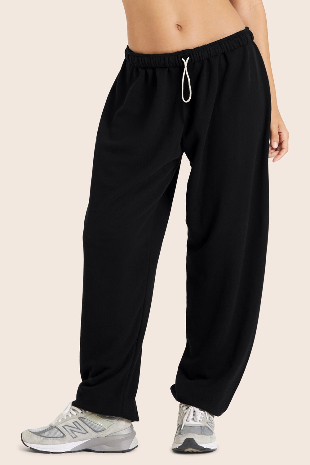 MODEL WEARS LIGHTWEIGHT SWEATS CLASSIC OLD SCHOOL SWEATPANTS IN ONYX