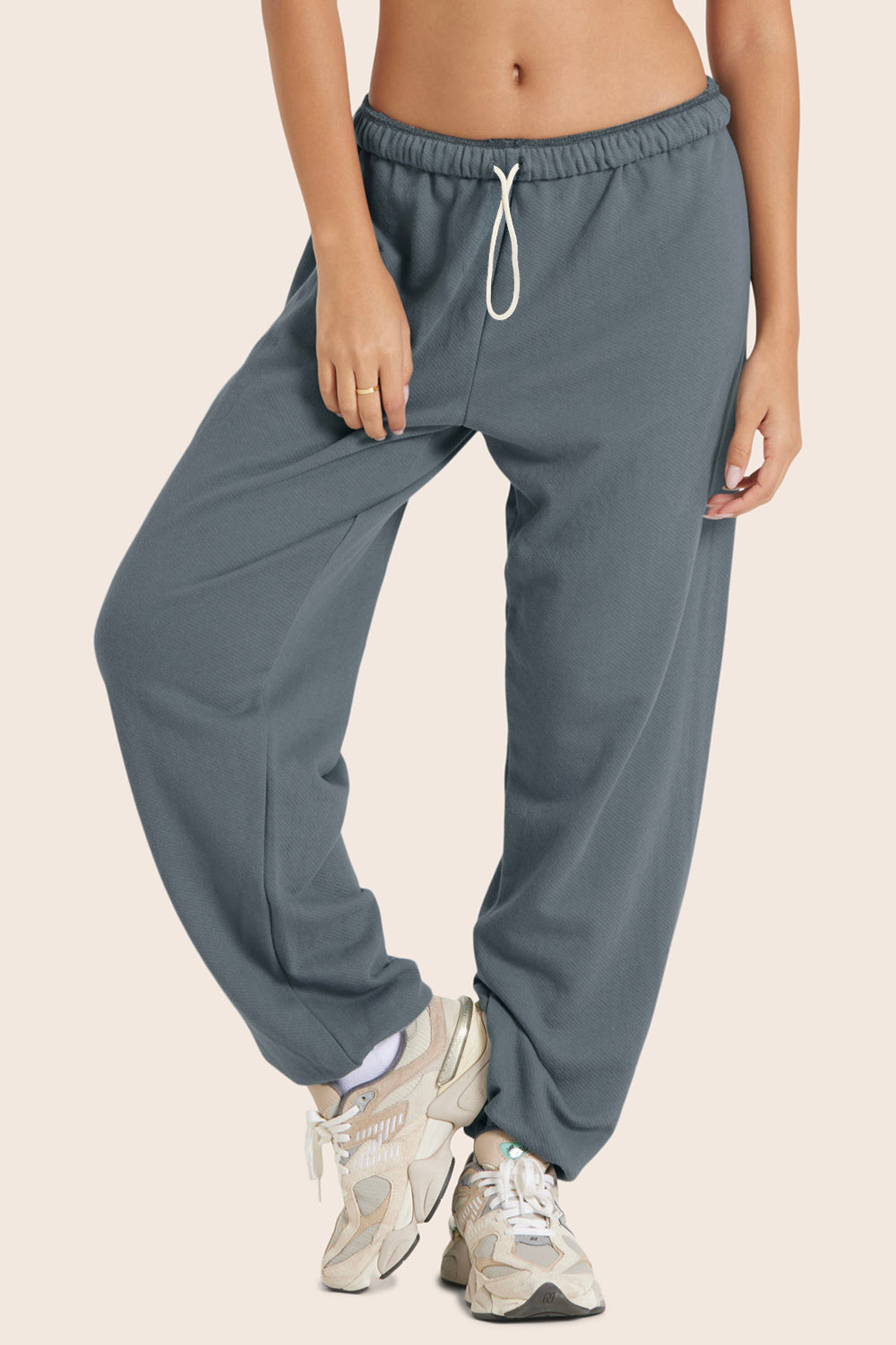 MODEL WEARS LIGHTWEIGHT SWEATS CLASSIC OLD SCHOOL SWEATPANTS IN SLATE