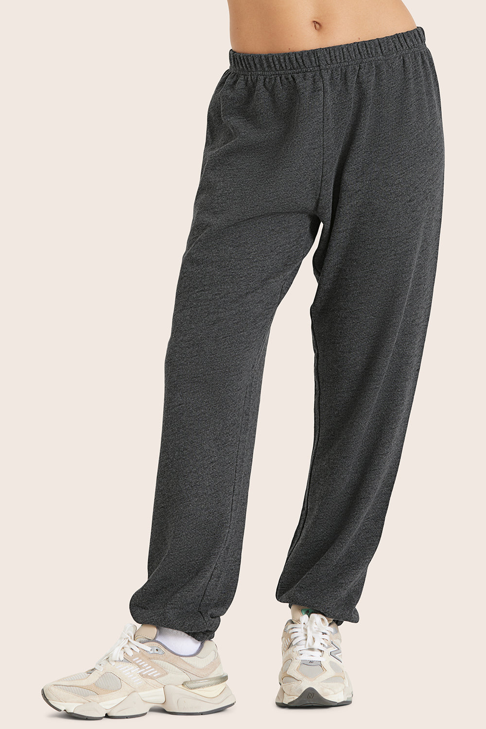 MODEL WEARS LIGHTWEIGHT SWEATS CLASSIC SWEATPANTS IN PEPPER HEATHER GREY